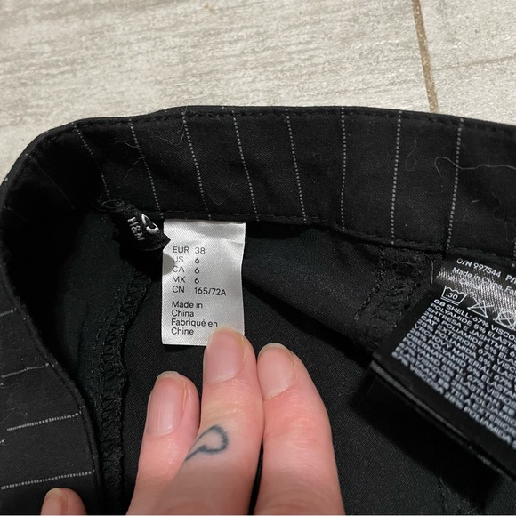 Black Pinstripe Pants Size 6 - Picture 4 of 4